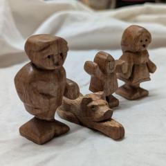 Het kleine kleine mannetje woont met familie in de lade van de eettafel Kastanje