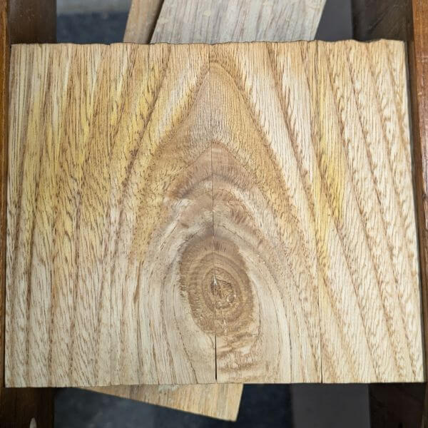 De plank in stroken gezaagd...