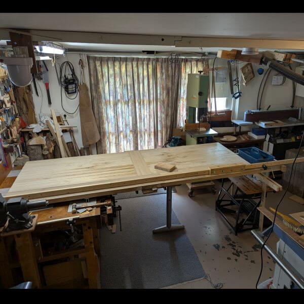 hulptafel gemonteerd en afgesteld voor totale verlijming tafelblad