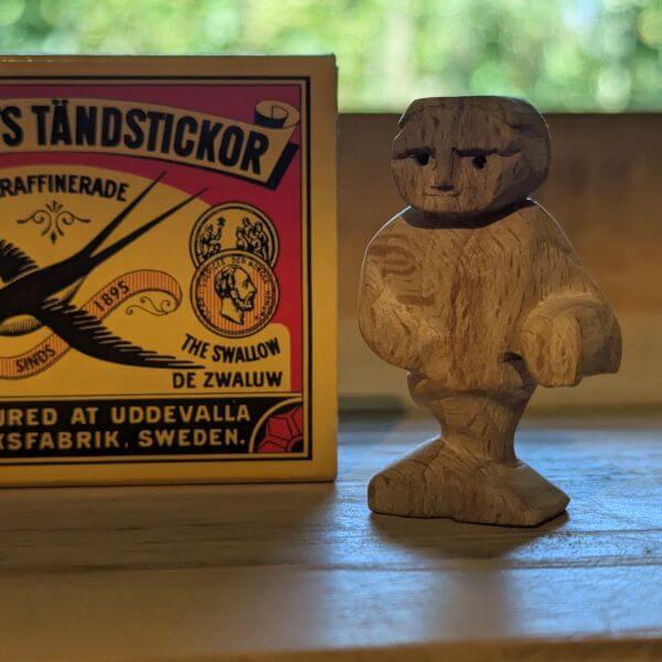 hij woont in een luciferdoosje hij woont in een luciferdoosje