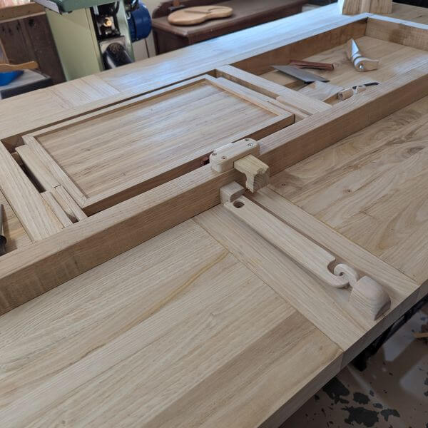 uitzetmechanisme en blokkeerpen ergonomisch naast elkaar