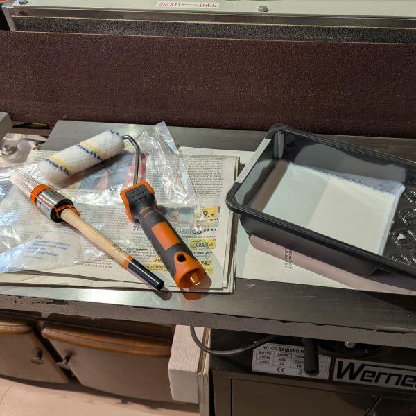 met vachtroller en kwast lak opbrengen met vachtroller en kwast lak opbrengen