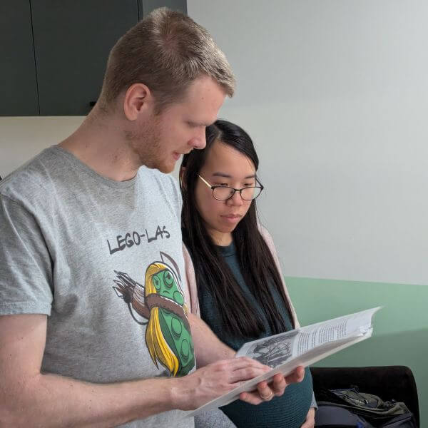 Kris en Christine zijn blij met tafel en verhaal-kadootje Kris en Christine zijn blij met tafel en verhaal-kadootje