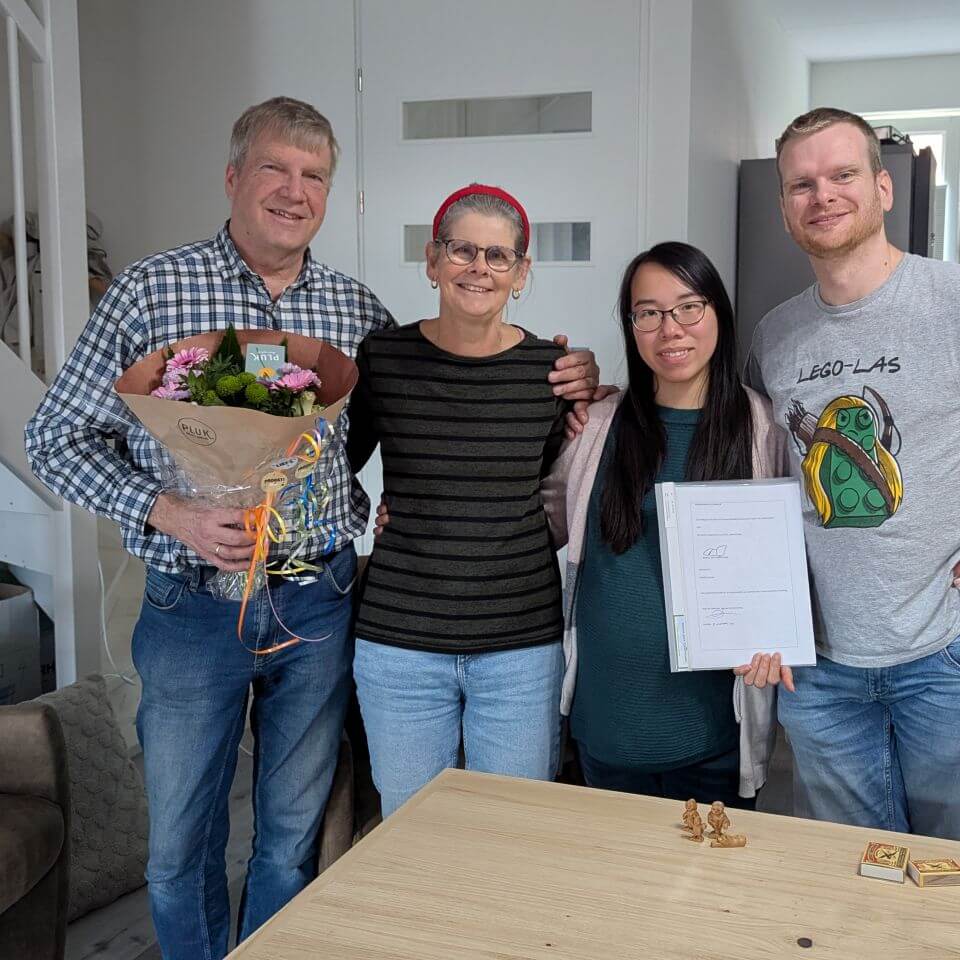 allemaal blij met het resultaat: een prachtige eettafel Kastanje