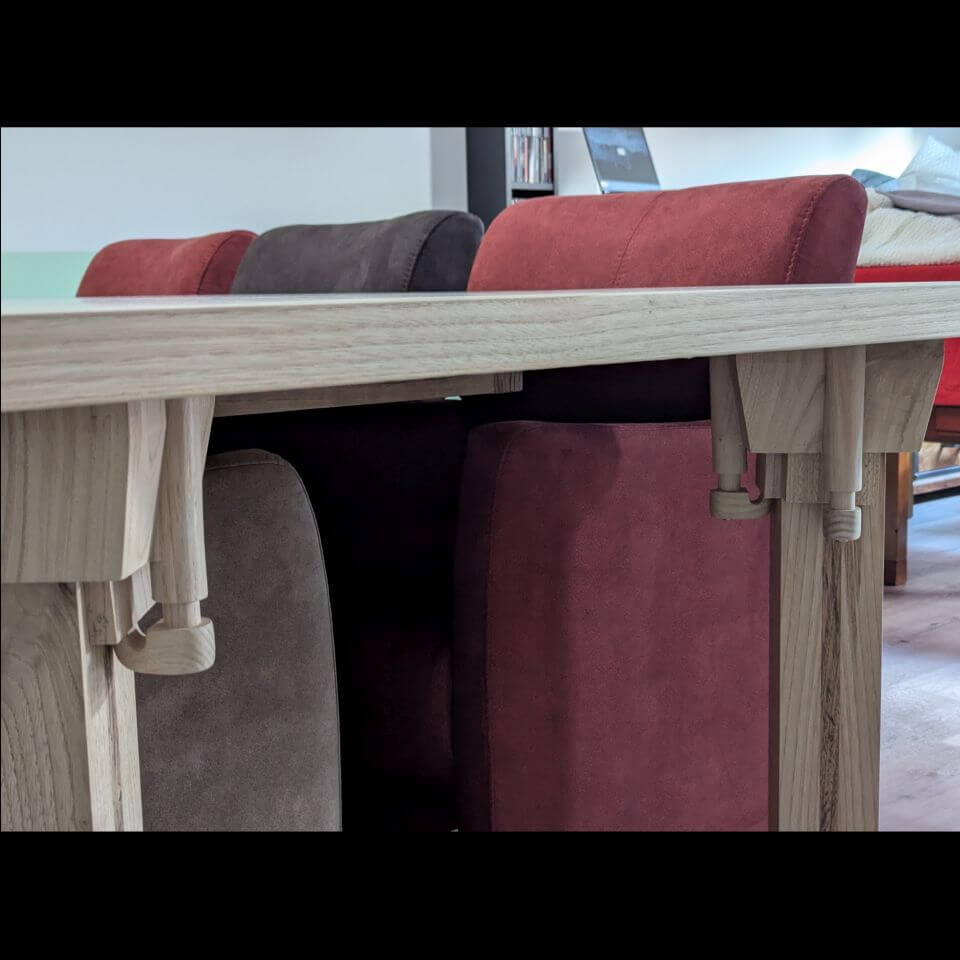 ieder poot zit vast in krans met twee spieën