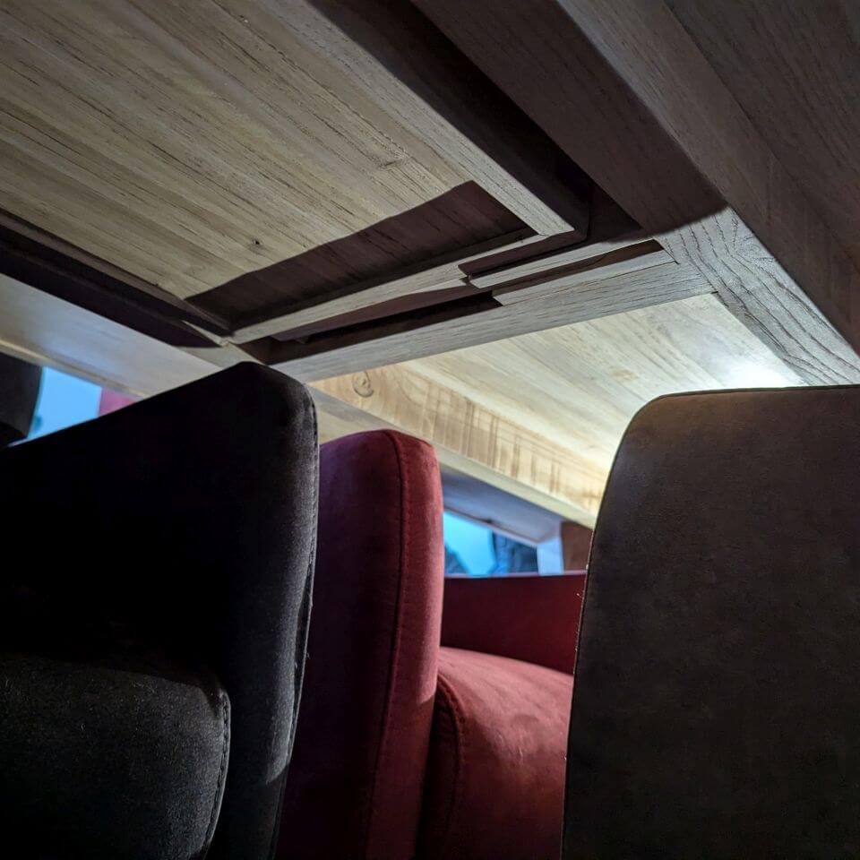 poten passen precies onder het tafelframe met lade