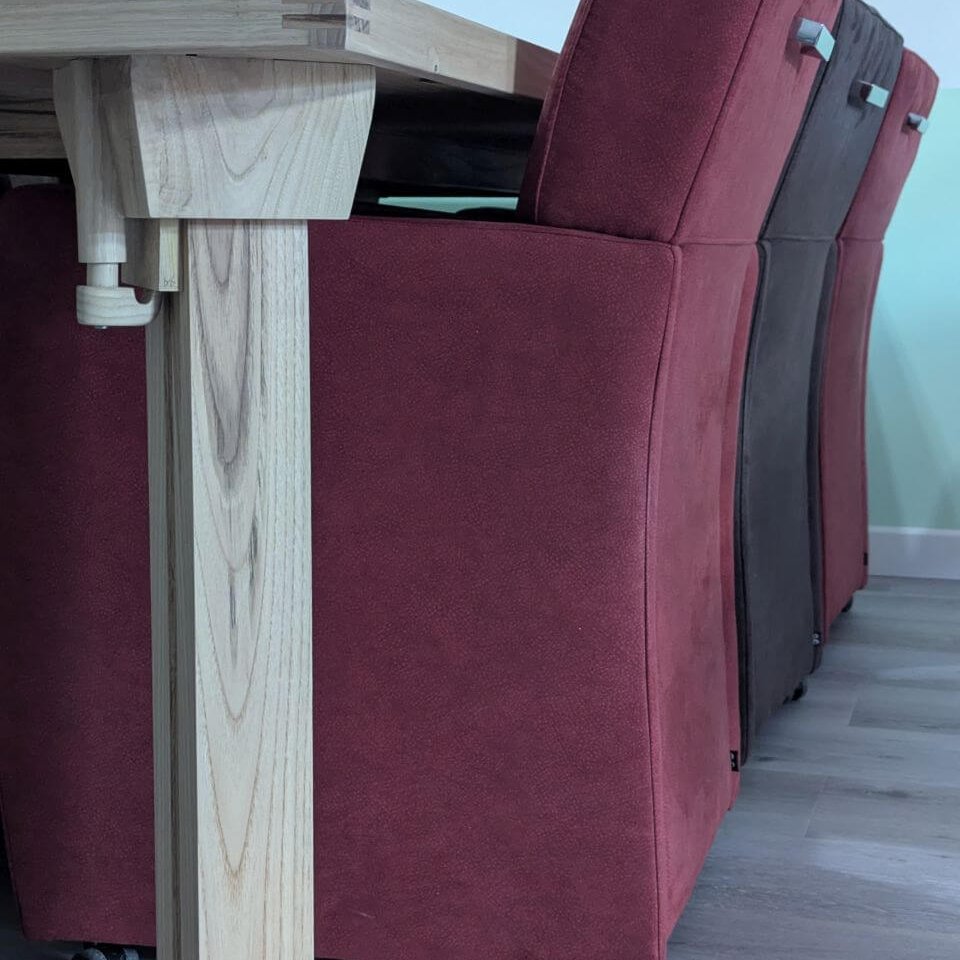 mooi contrast tussen tafel en stoelen