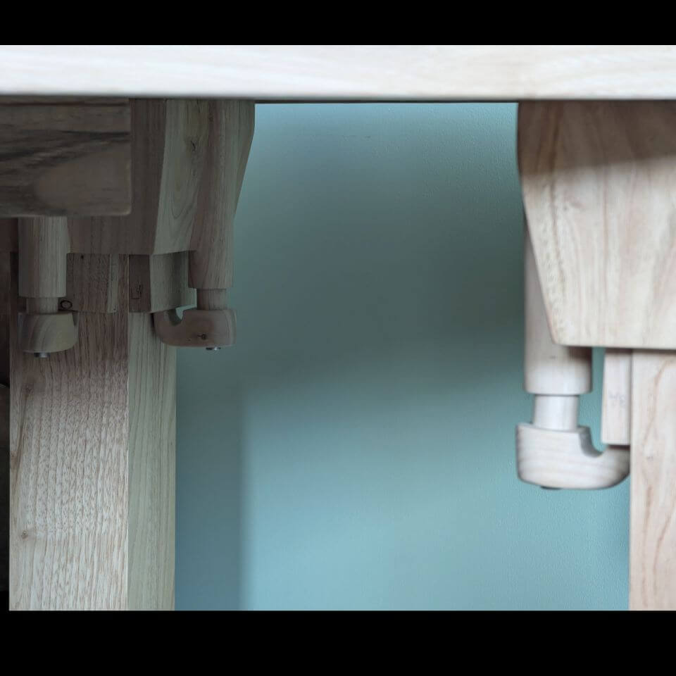 spieën worden door houten "kraantjes" aangedrukt