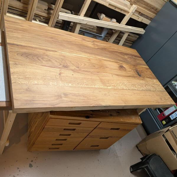 een gereviseerd lademeubel op wieltjes komt eronder een gereviseerd lademeubel op wieltjes komt eronder