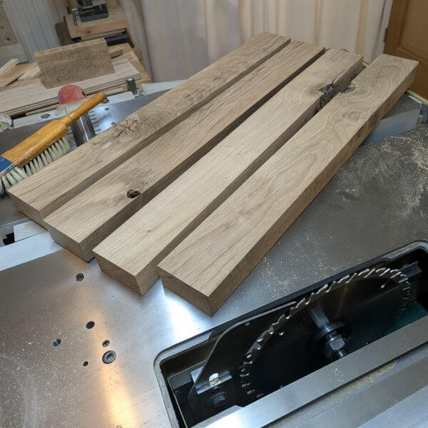 vier plankdelen machinaal op dikte gemaakt voor poten