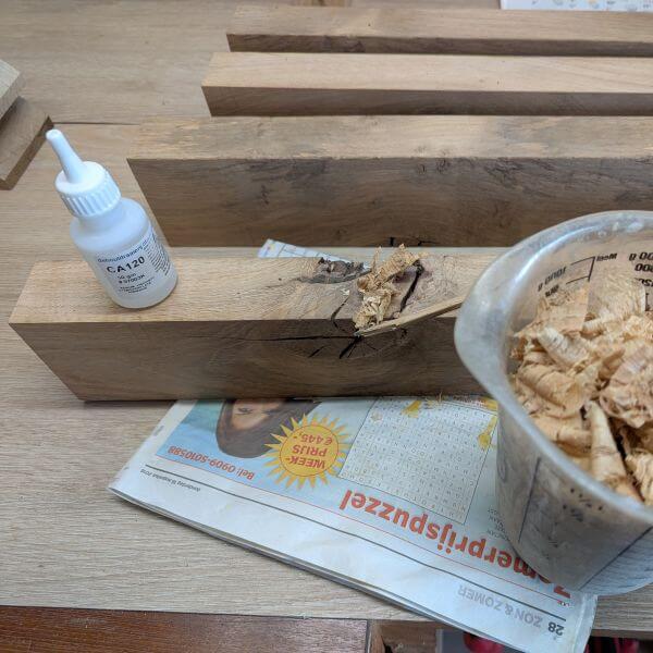 vullen met houtkrullen en CA