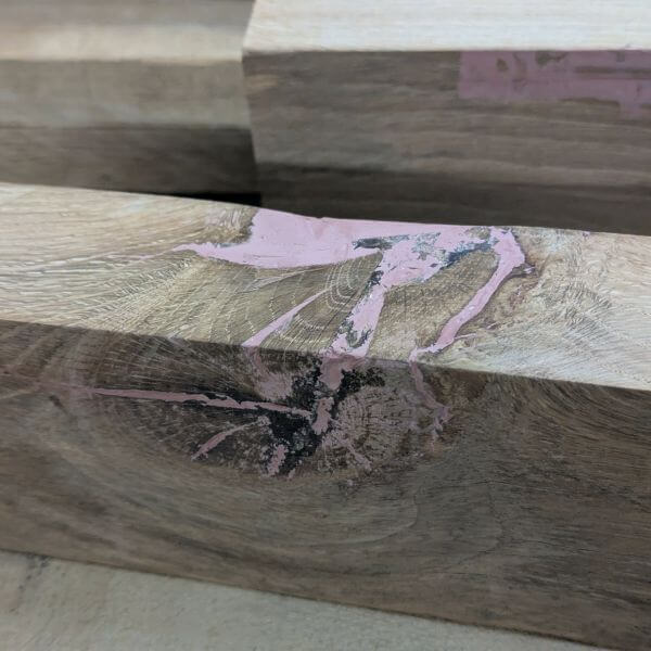 opgeschuurd is de knoest apart getekend