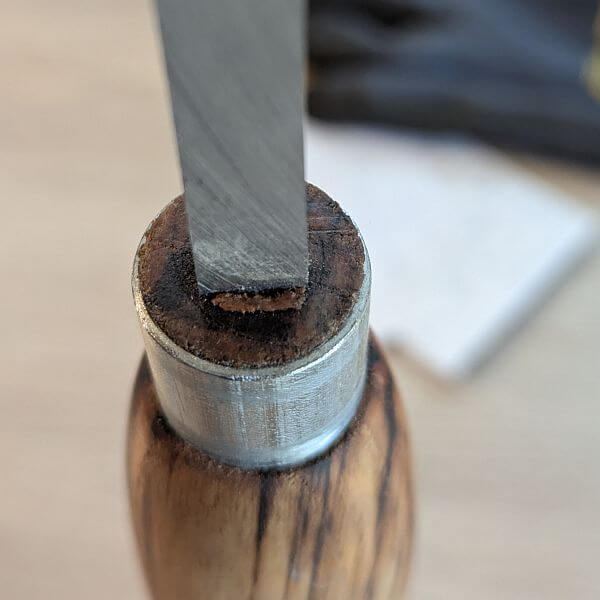 en vastgezet met 2 houten spieën