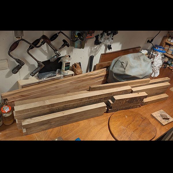 stukken Kersen en Robinia voor frame whiskykast