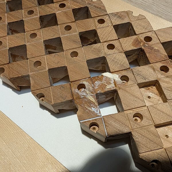de reparaties hadden het vlechtpaneel aan plank gelijmd !