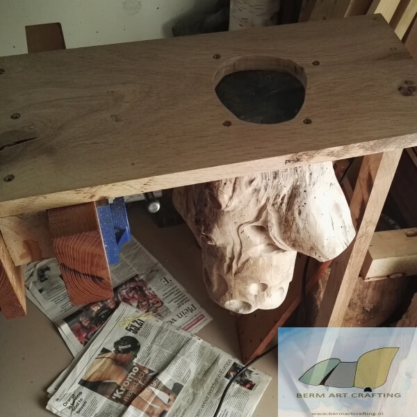Ondersteboven aan tafeltje gehangen